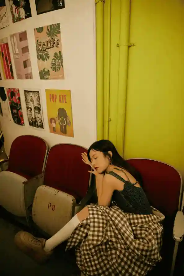24小时最新在线视频免费观看攻略：久热无码中文视频与忘忧草社区日本韩国内容盘点
